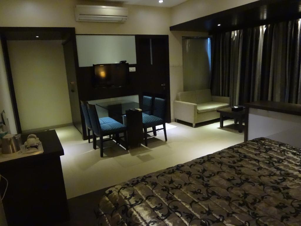 Hotel Capitol 塞恩 外观 照片